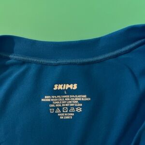 Skims blue tee shirt size large - never worn